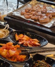 📢 Quán thịt nướng gần ga 압구정로데오 tuyển 2 nhân viên 홀