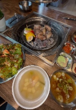 Quán thịt nướng ở ga Chungmuro (충무로) đang cần tuyển: