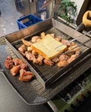  Tuyển nhân viên phục vụ quán thịt nướng – Khu ga Mapo-gu Office (마포구청역)
