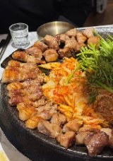 Quán thịt nướng 냉삼 gần ga Sinnonhyeon (신논현) tuyển nhân viên