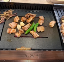 Quán: 담벼락식당 Hol/ bếp