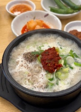 Quán cơm canh ở ga Ttukseom (뚝섬) đang tuyển 1 nhân viên phục vụ (hall) ca sáng.