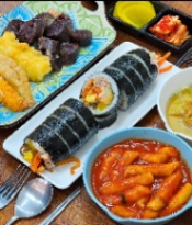 Quán 김밥 (kimbap) gần ga 고속터미널역 đang tuyển nhân viên bếp.