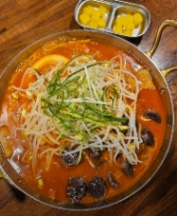 Quán đang tuyển 1 nữ nhân viên.