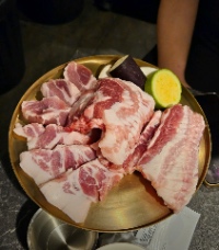  🥩 Quán thịt gần ga 방이역 (Bangi Station) tuyển 1 nhân viên, nam hay nữ đều được.