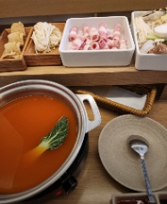 Quán lẩu băng chuyền ở ngay ga Sinchon
