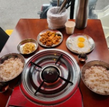 Quán tìm bạn làm hol